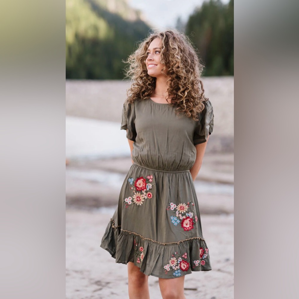 Savanna Jane Boho Floral Embroidered Mini Swing Dress Size Small NWT Cottagecore